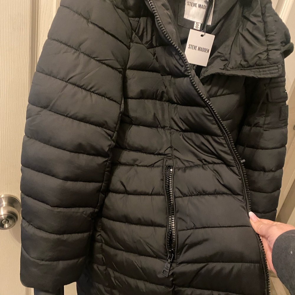 NWT Steve Madden packable hooded puffer jacket. Comes with pouch to pack jacket.